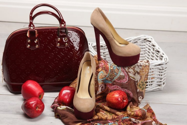 Кожаная сумочка или пара туфель - прекрасный подарок жене