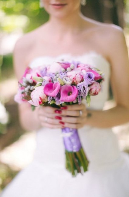 Нежный букет невесты с каллами в сочетании с другими цветами