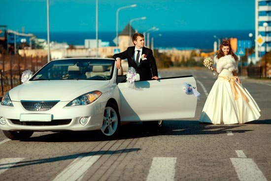 Счастливая невеста и мечта мужа о собственном кабриолете