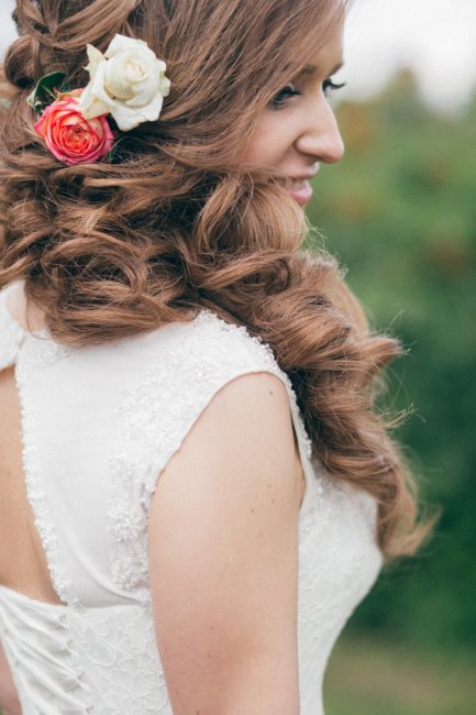 Цветы в волосах невесты