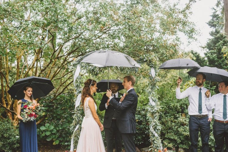 Дождь во время свадьбы