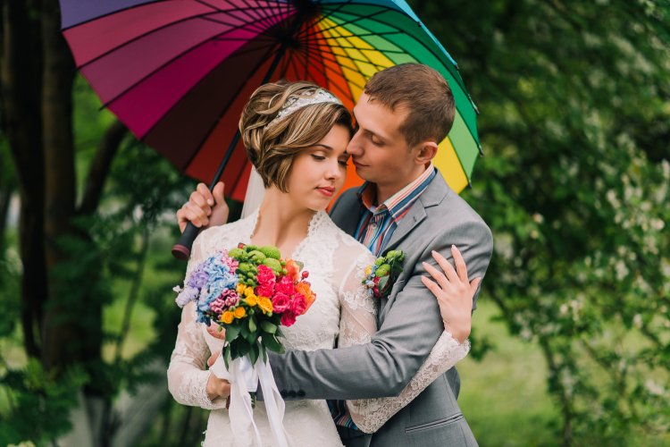 Фотосессия свадьбы с зонтиком