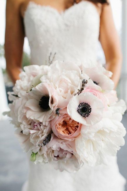 Нежный бело-розовый букет невесты с анемонами и пионами