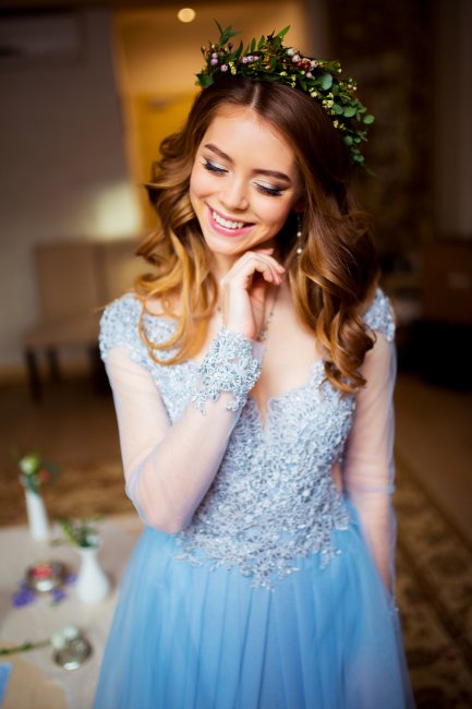 Нежный и мечтательный образ невесты в голубом платье