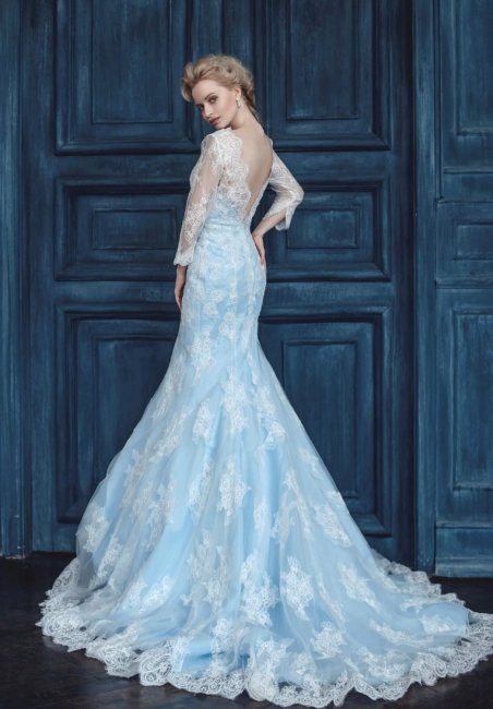 Элегантное голубое платье с белым кружевом