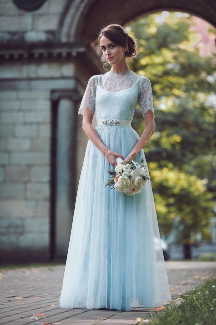 Романтичный и женственный образ невесты в нежно-голубом платье