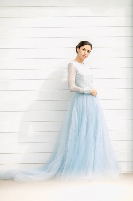 Стильное свадебное платье с голубым оттенком
