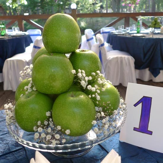 Оформление свадебного стола с использованием яблок