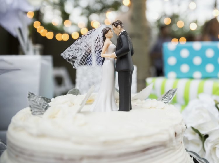 Как появились фигурки для свадебного торта