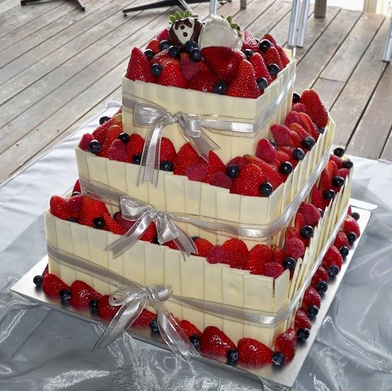 Клубничный свадебный тортик