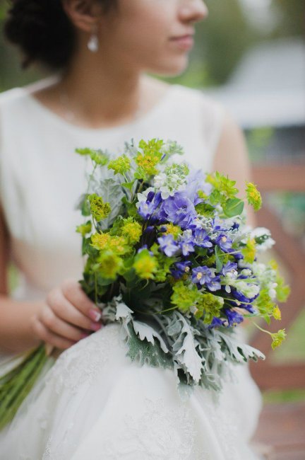 Букет невесты с голубыми фиалками