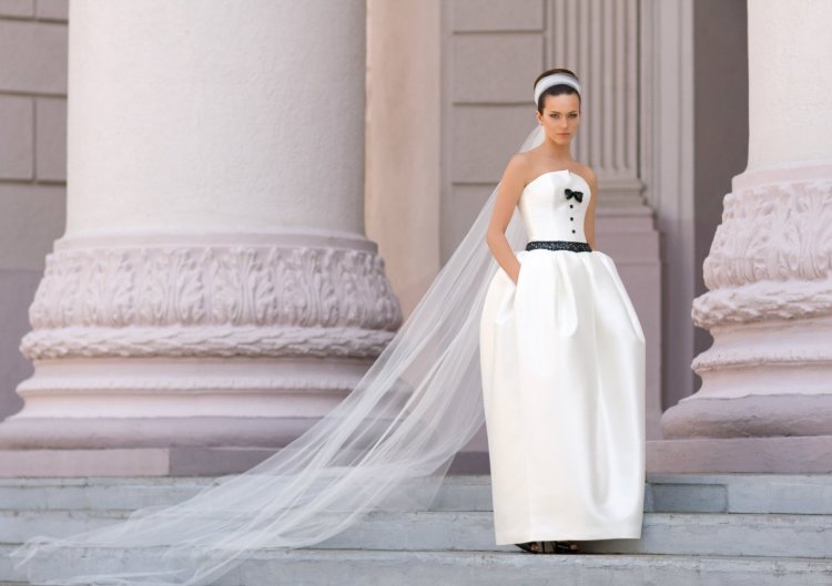 Невеста в свадебном платье с черными элеметами декора