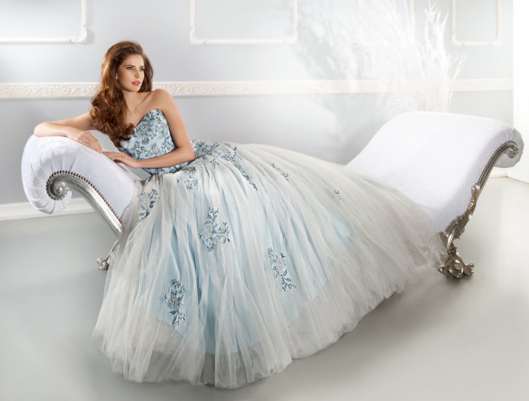 Прекрасное свадебное платье небесно голубого цвета