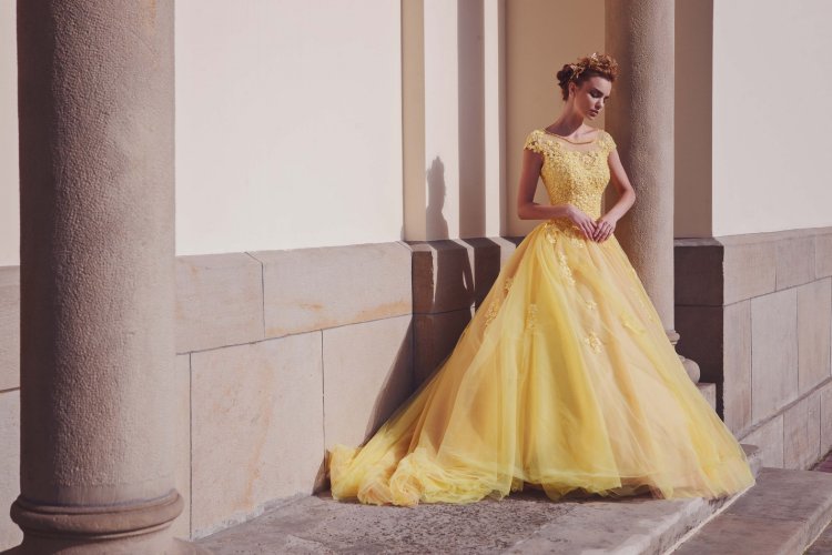 Романтичное платье желтого цвета