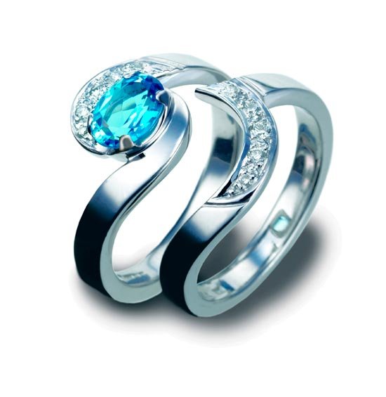 Обручальное кольцо с камнем