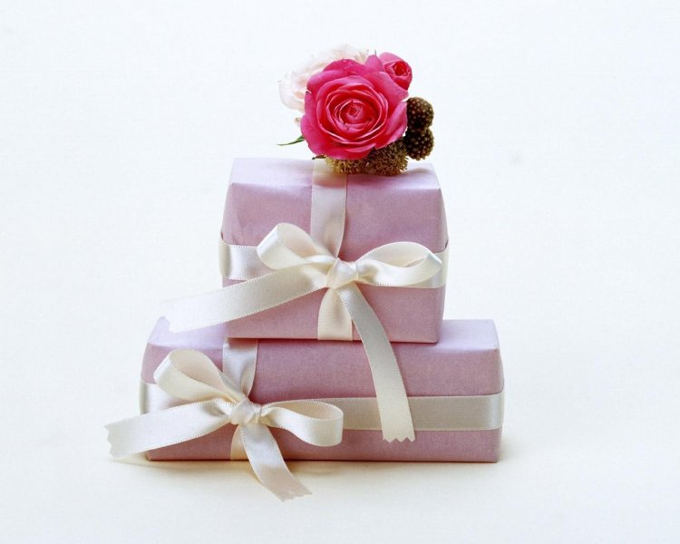 Подарок в розовой коробке