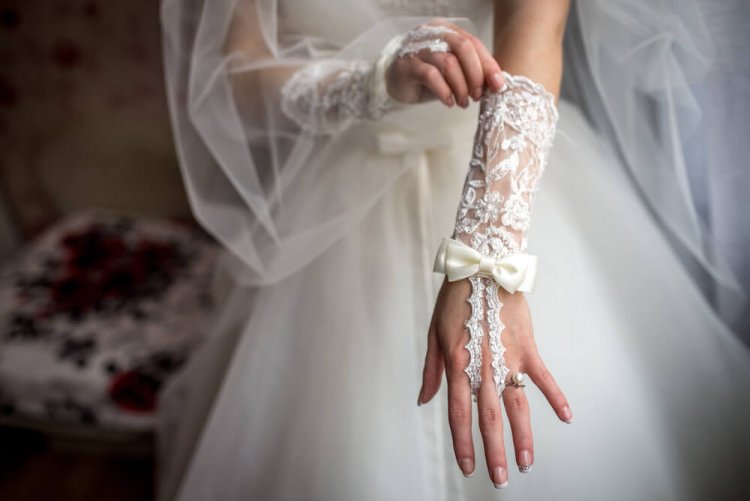Оригинальные свадебные перчатки с петелькой