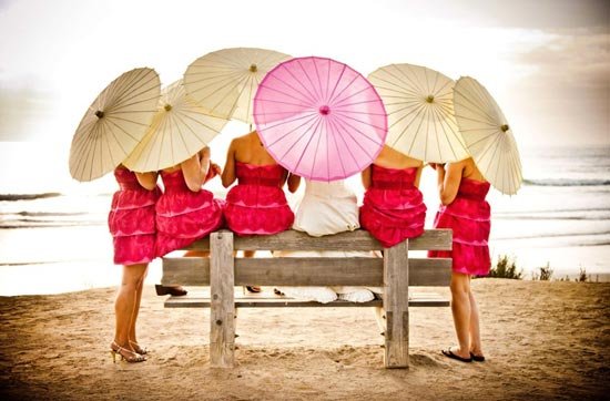 Фотосессия цветной свадьбы с зонтами