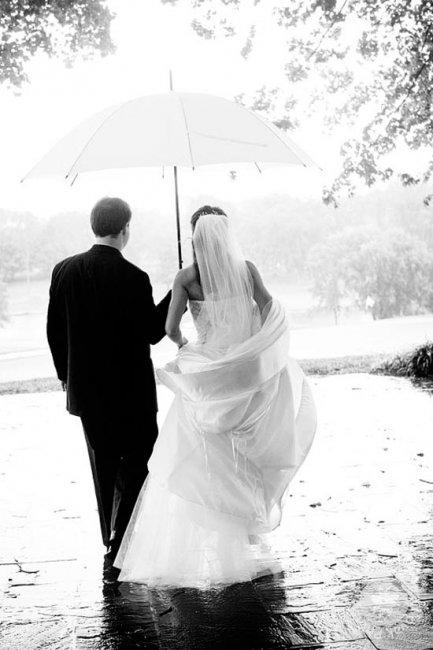 Прогулка под дождем на свадебной фотосессии