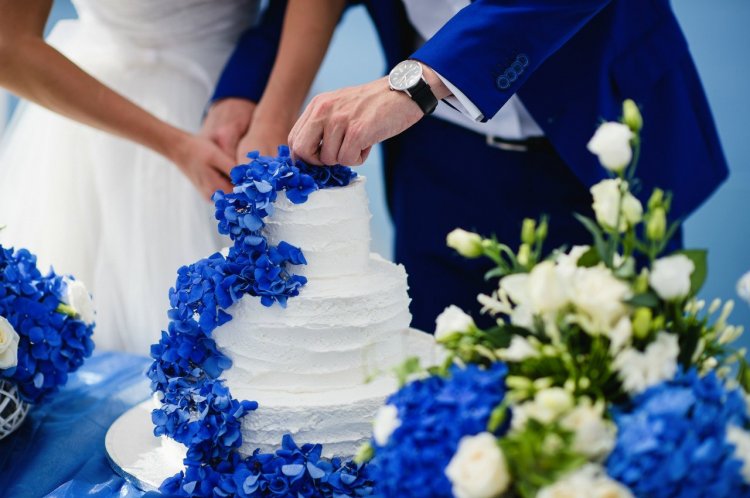 Классический свадебный торт в белом цвете с синими цветами