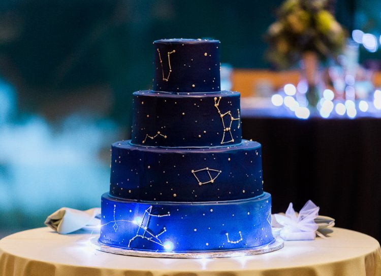 Свадебный торт в космической стилистике