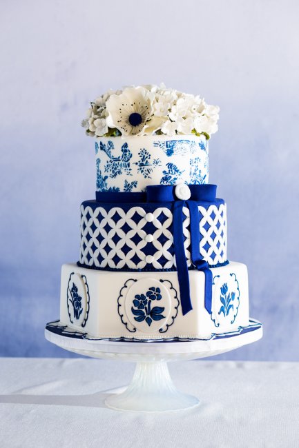 Свадебный торт в бело-синей палитре