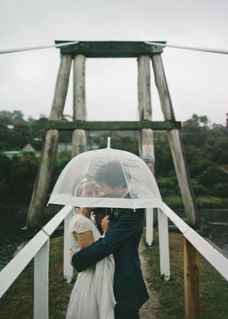 Прозрачный зонт для свадебной фотосессии