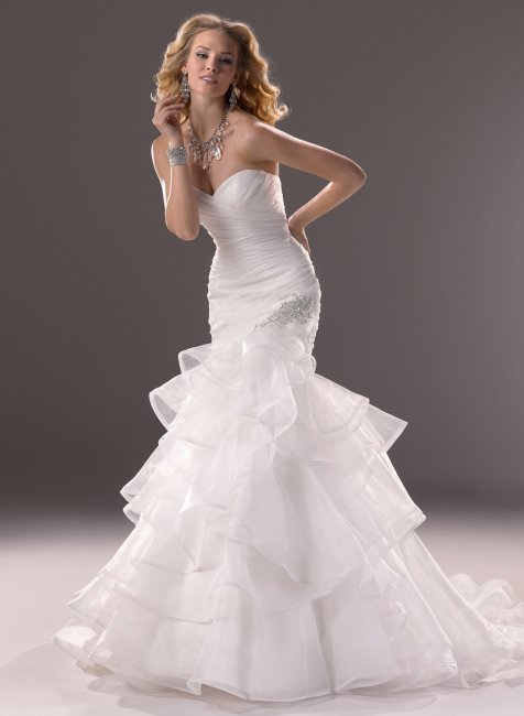 Платье с ассиметричным кроем для невысоких невест