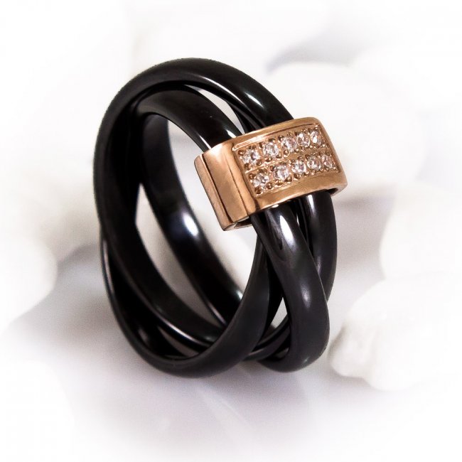Черное обручальное кольцо с позолотой