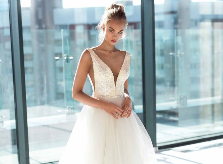 Модное свадебное платье с глубоким декольте