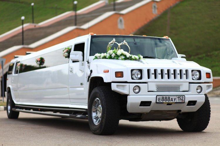 Красивый лимузин в свадебном кортеже