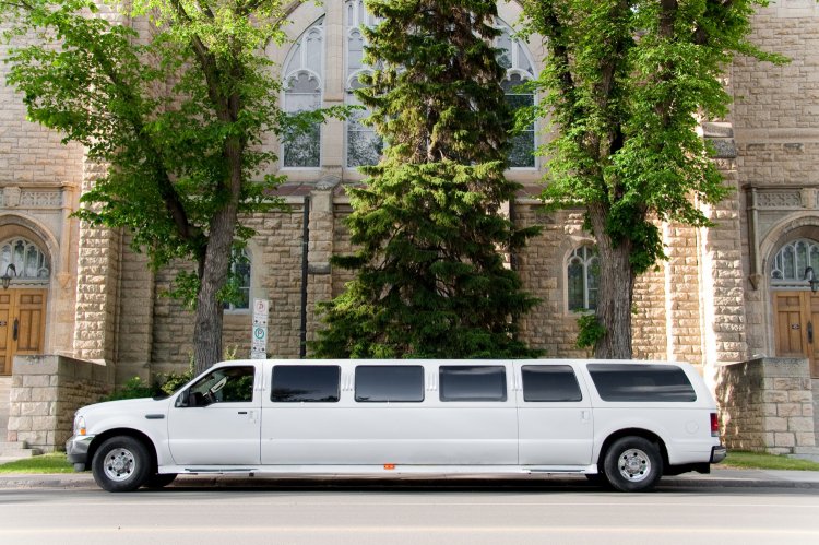 Стильный свадебный лимузин