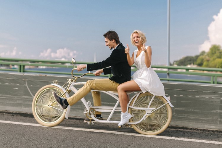 Свадебный кортеж на велосипедах