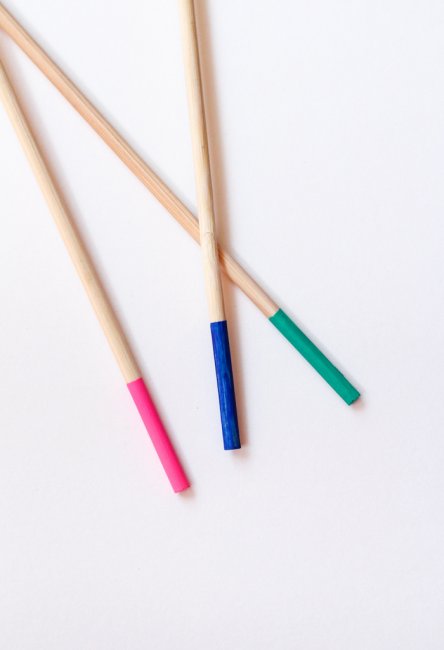 Покрасьте палочки в разные цвета