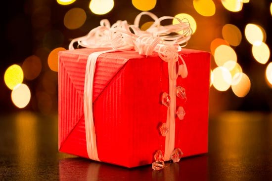 Подарок в красной упаковке