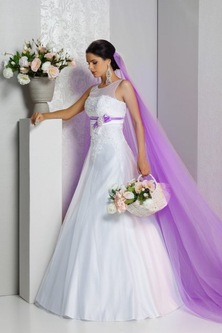 Белое свадебное платье с фиолетовым поясом