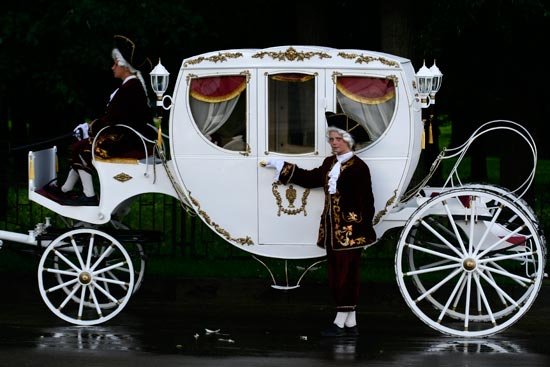 Белоснежная карета также подойдет для греческой свадьбы