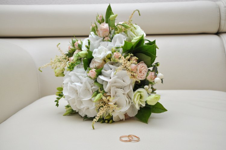 Свадебный букет с гортензией, розами и фрезией