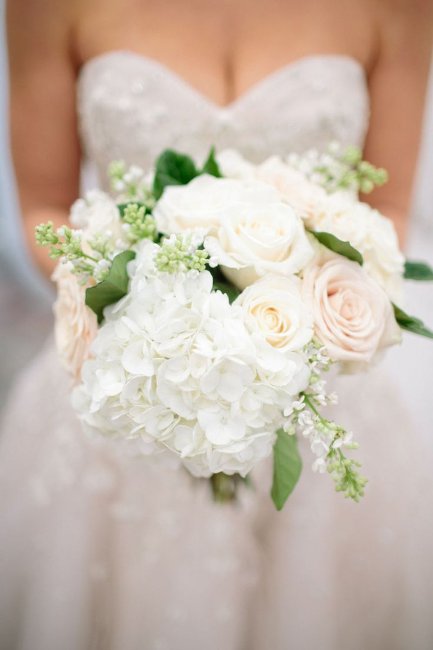 Нежный букет невесты с гортензией и розами