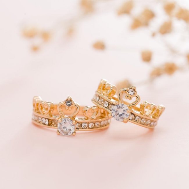 Золотое кольцо с бриллиантами в виде короны
