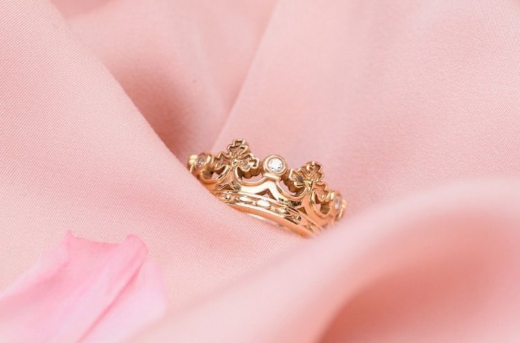 Обручальное кольцо в виде короны