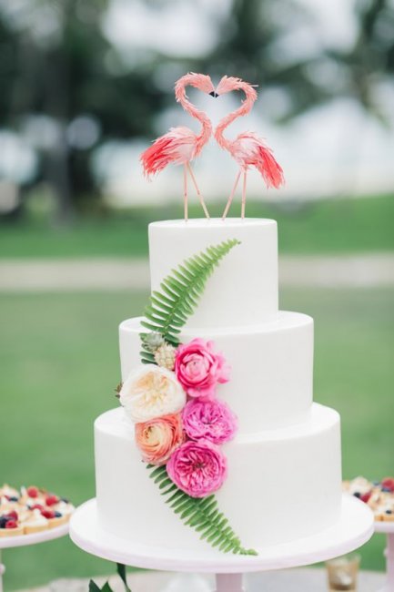 Нежный и изысканный торт для тропической свадьбы