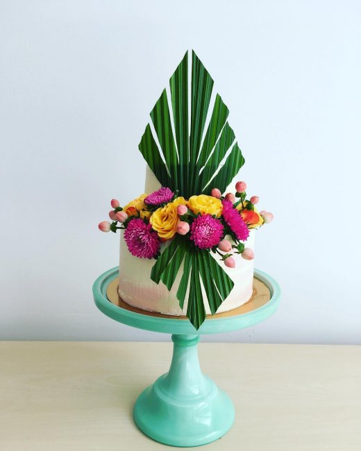 Яркий тропический декор свадебного торта