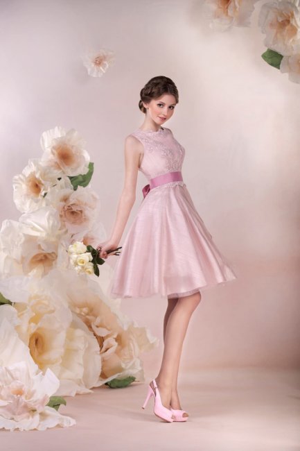 Короткое платье розового цвета