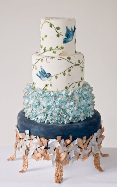 Нежный свадебный торт, расписанный акварелью