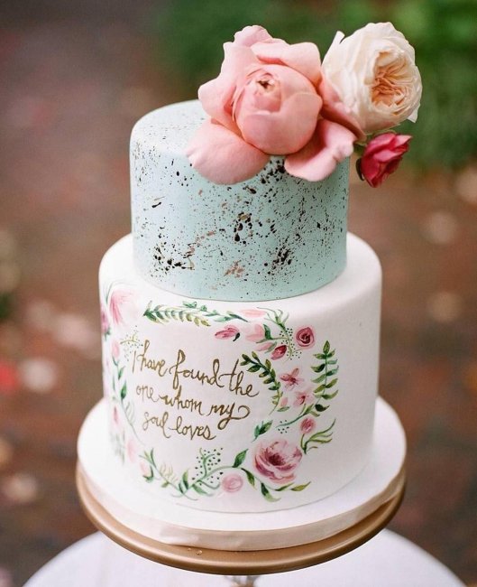 Элегантный декор торта на свадьбу