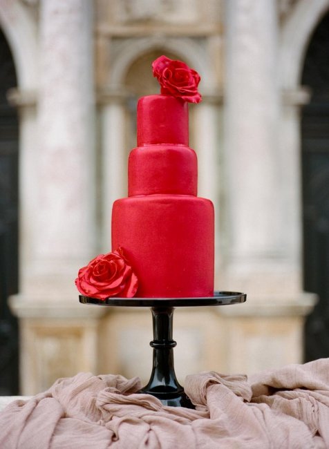 Свадебные торты в красном цвете