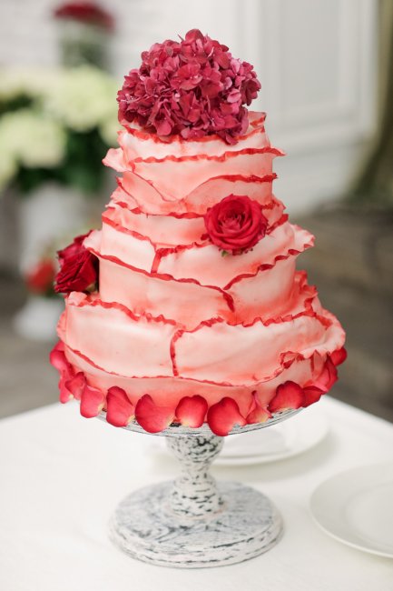 Свадебный торт, украшенный цветами