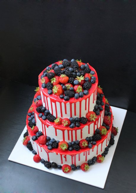Красно-белый свадебный торт с ягодами