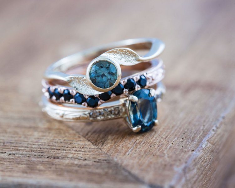 Обручальные кольца 2019 с цветными камнями